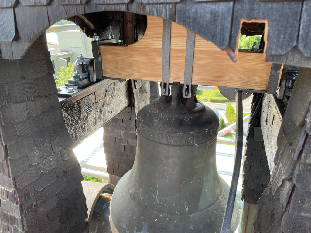 Glocke der Dreifaltigkeitskapelle mit neuem Joch (helles Holz) und  Kugellageraufhängung | © Katholische Kirche Unterägeri