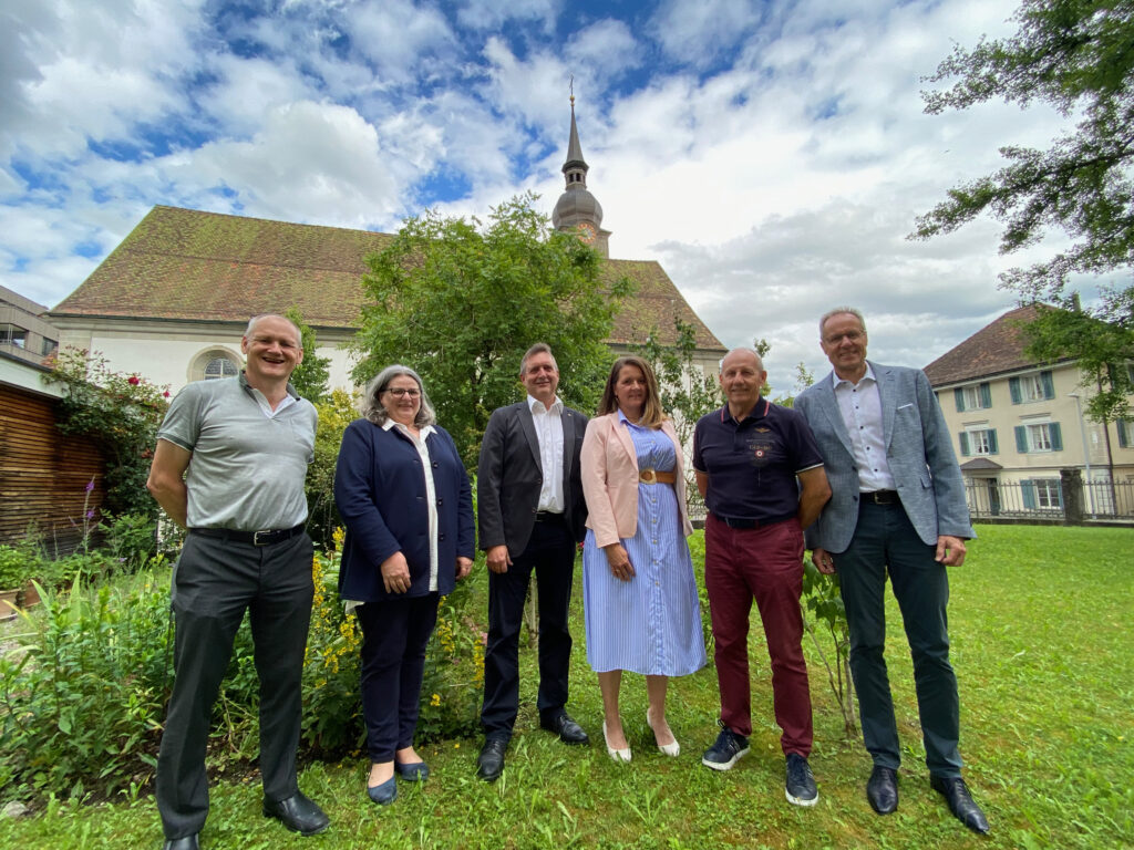 Im Pfarrgarten von links: Alfred Meier, Margrit Küng, Ivo Krämer, Julia Rom, Hubert Schuler, Christoph Schönenberger
