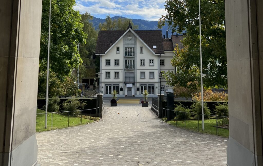 Das 'central' - vom Hauptportal der Pfarrkirche aus | © Katholische Kirche Unterägeri